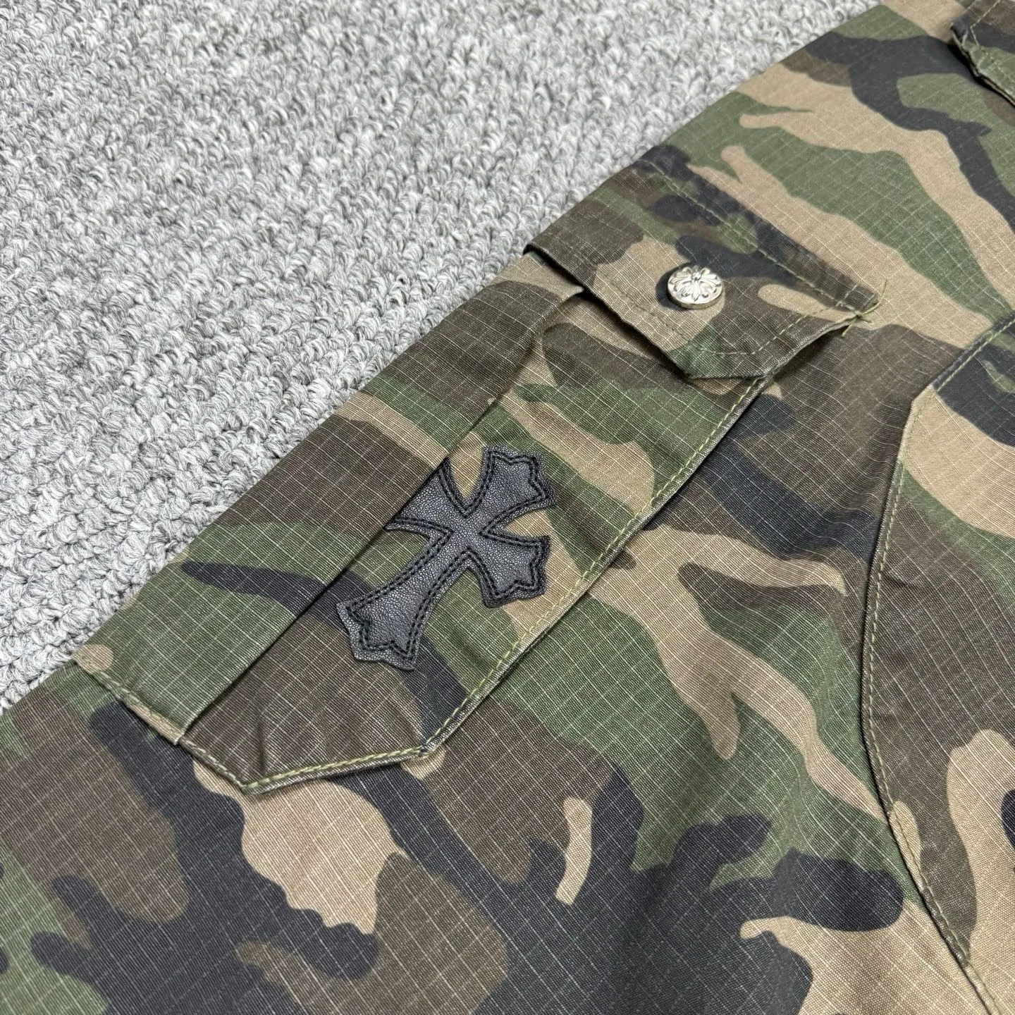 P260 Style number: H855 Chrome Hearts & Chrome Hearts new silver camouflage three-dimensional pocket overalls, original customized fabric, the same high-end simple and loose version as the Internet celebrity star, with multiple embroidered letter LOGO designs, very high-end and stylish! The fabric feels very comfortable, a super versatile and good-looking overalls Size: 28-30-32-34-36 Color: Camouflage